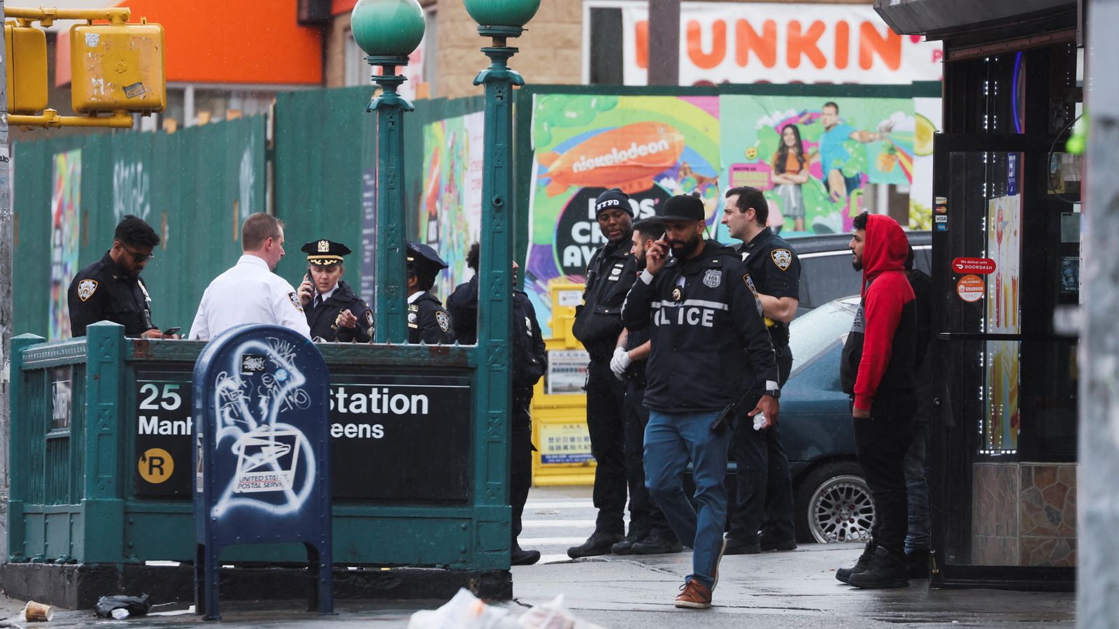 Agents de policia treballen a l'escena d'un tiroteig a una estació de metro del barri de Brooklyn de la ciutat de Nova York, Nova York, Estats Units, 12 d'abril de 2022.