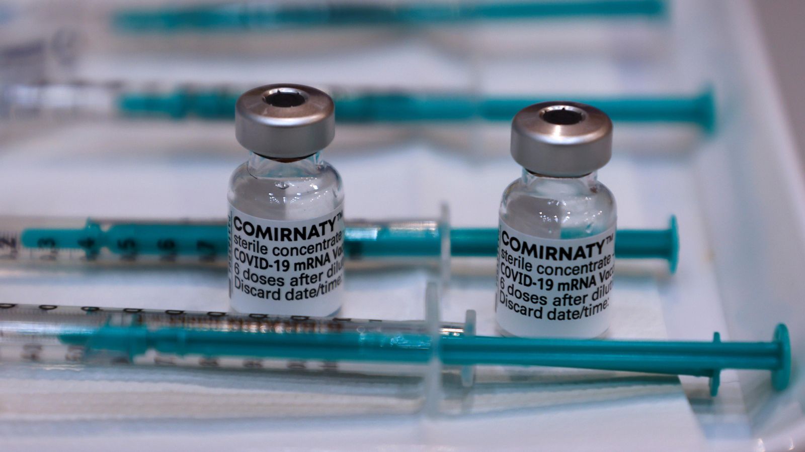 Imatge d'arxiu de xeringues amb dosis de Comirnaty, com es comercialitza la vacuna contra la Covid-19 desenvolupada per Pfizer-BioNTech