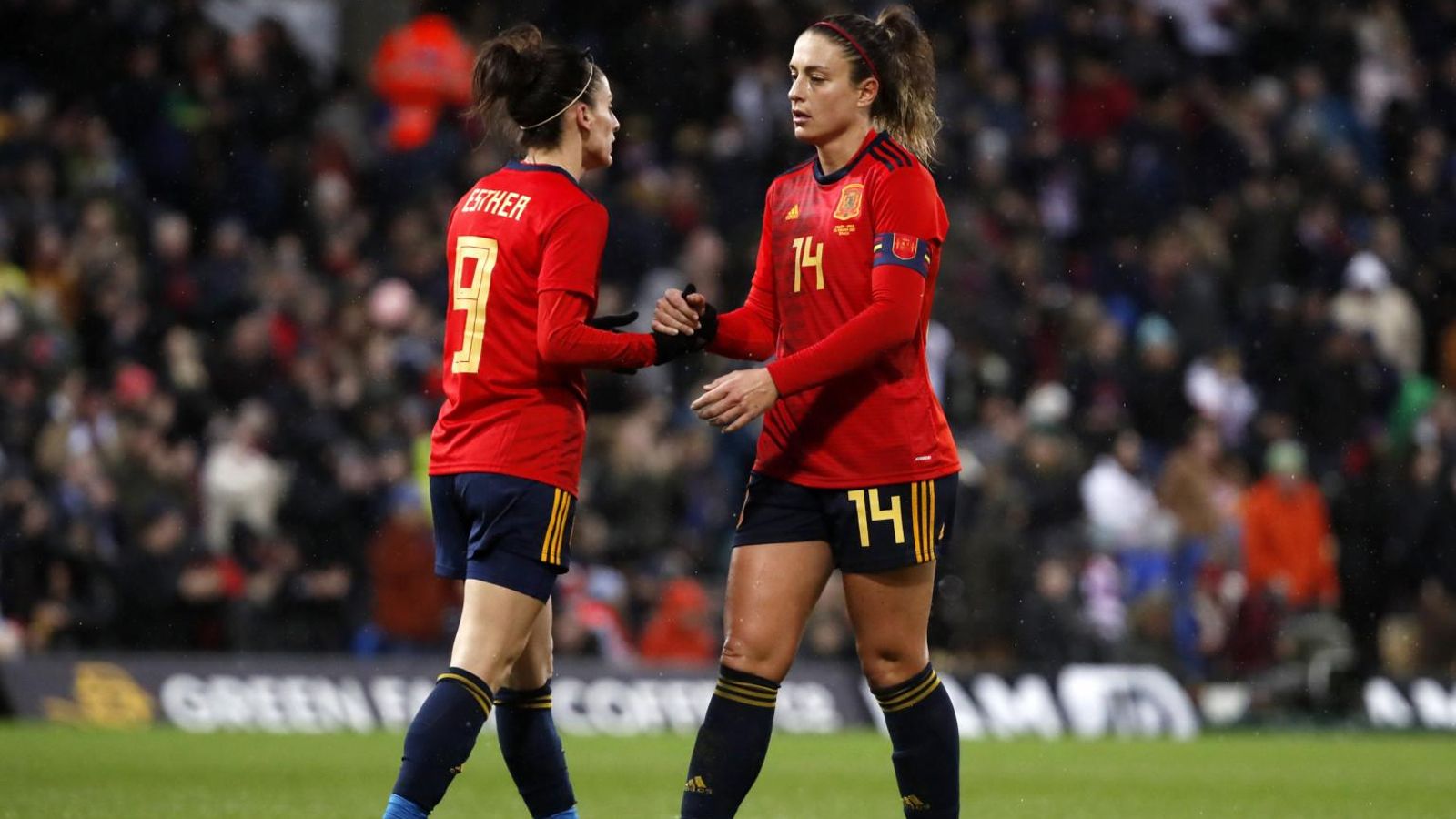 Esther González i Alexia Putellas es saluden en un partit d'Espanya