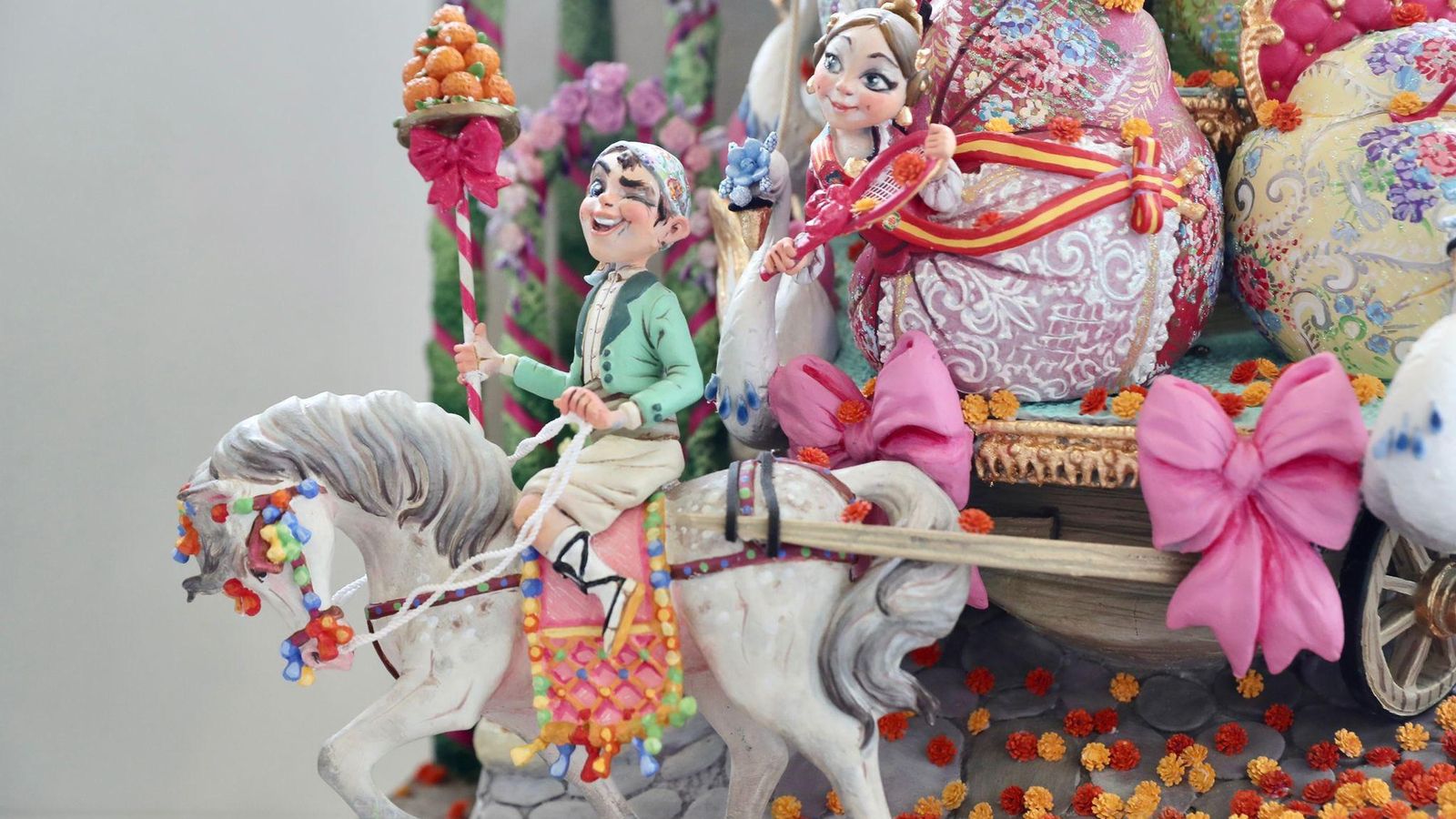 Moment en què Carlos Galiana, regidor de Cultura Festiva de València, comunica la decisió. Falla Almirall Cadarso-Comte d'Altea