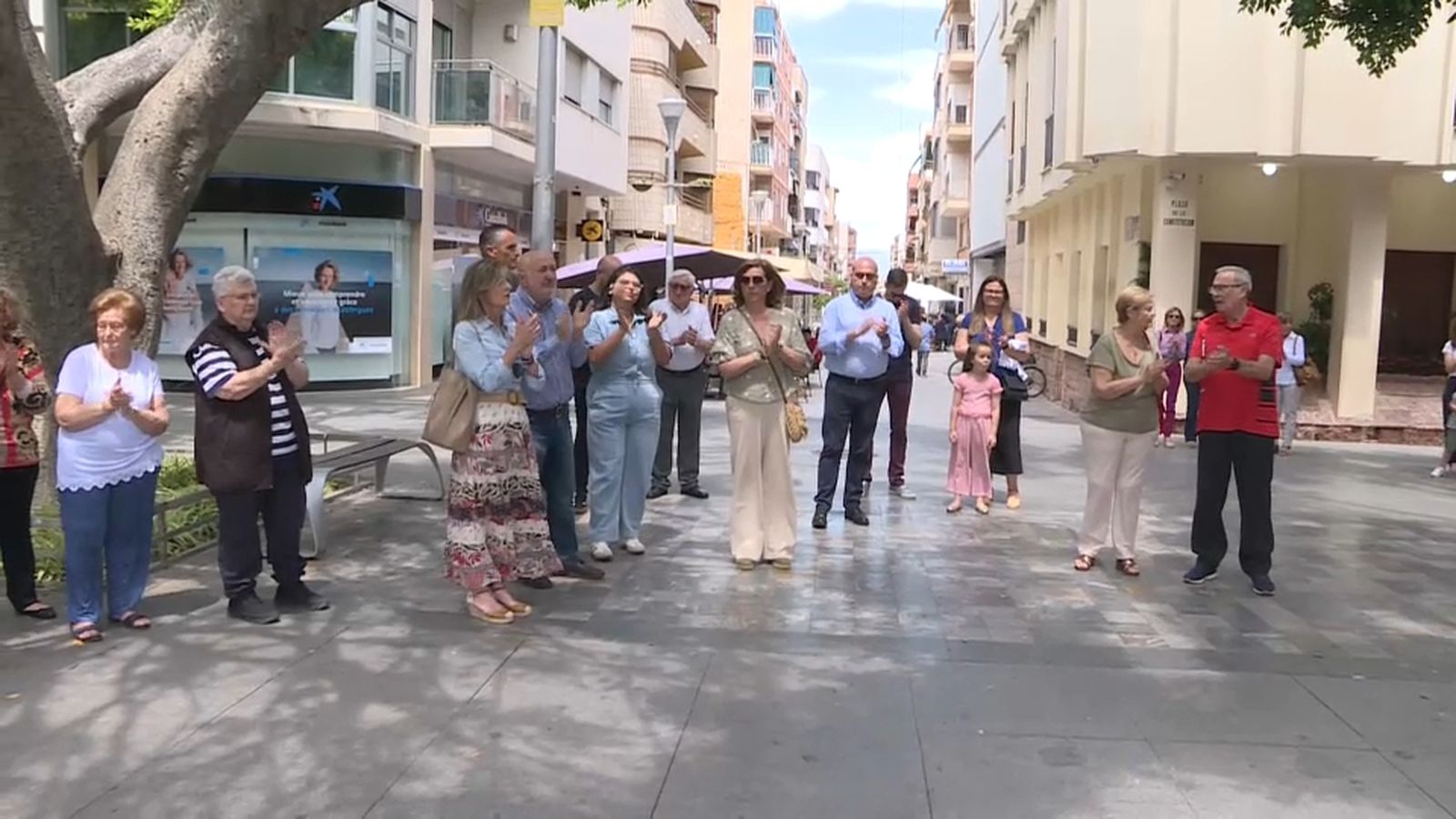 Concentració a les portes de l'Ajuntament d'Almoradí