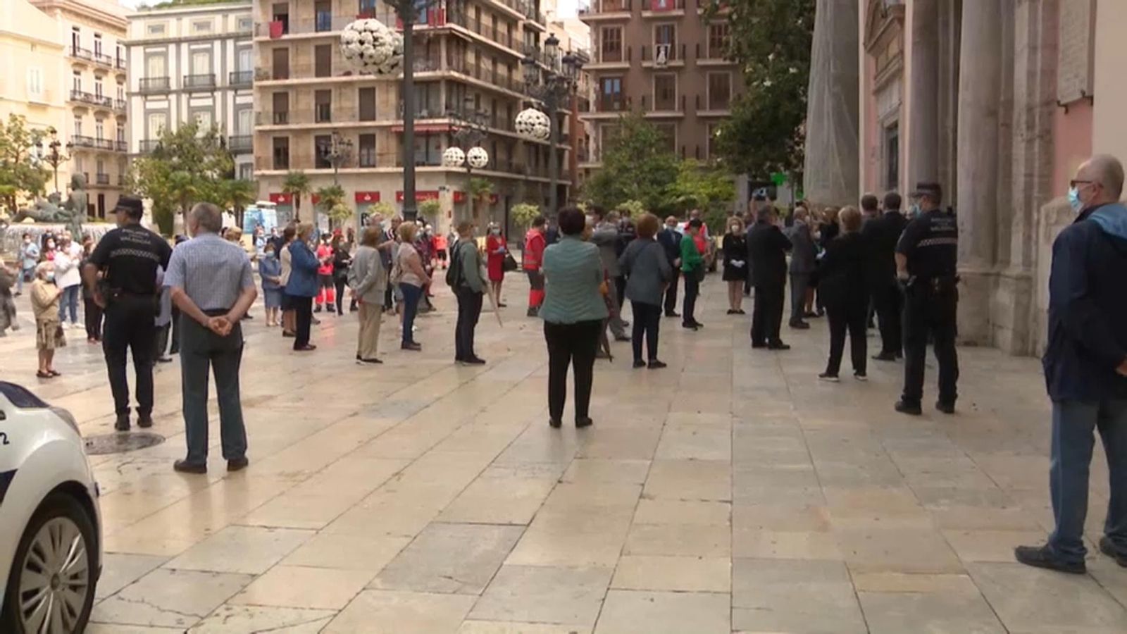 Aglomeració de persones davant la basílica abans del desallotjament de la policia