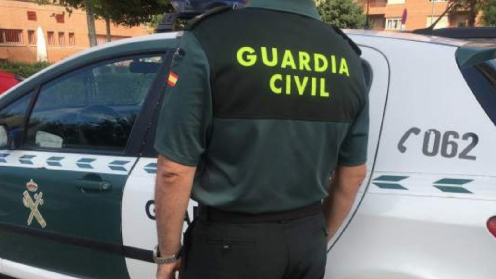 Un agent de la Guàrdia Civil al costat del seu vehicle