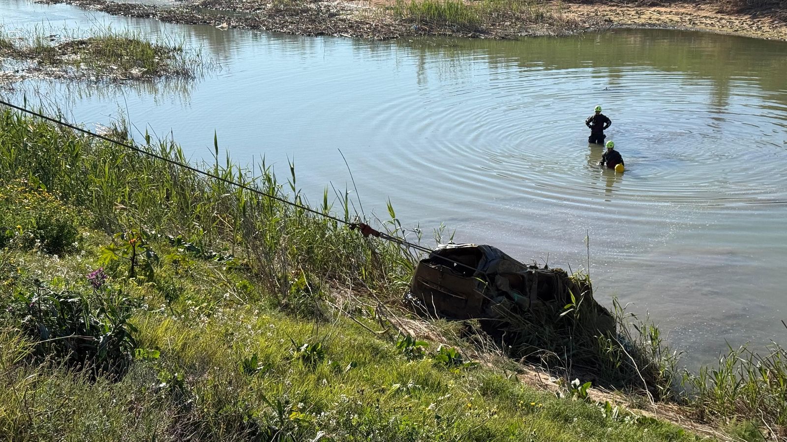 Efectius de l'UME treballen en l'extracció de vehicles del barranc de Poio