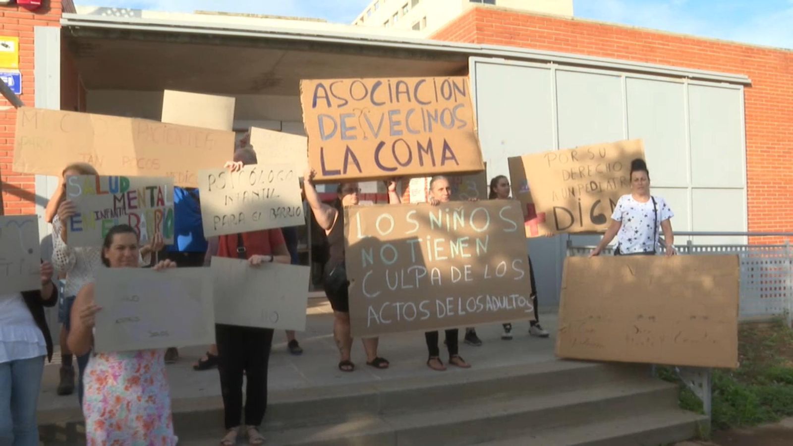 Concentració de veïns davant del centre de salut de La Coma a Paterna