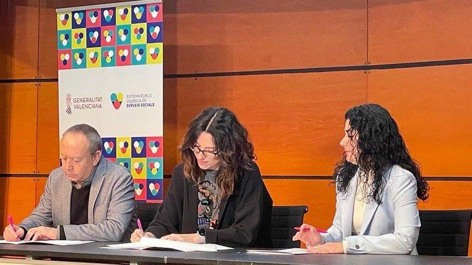 Aitana Mas signa l'acord amb els representants sindicals d'UGT i CCOO a la Comunitat Valenciana