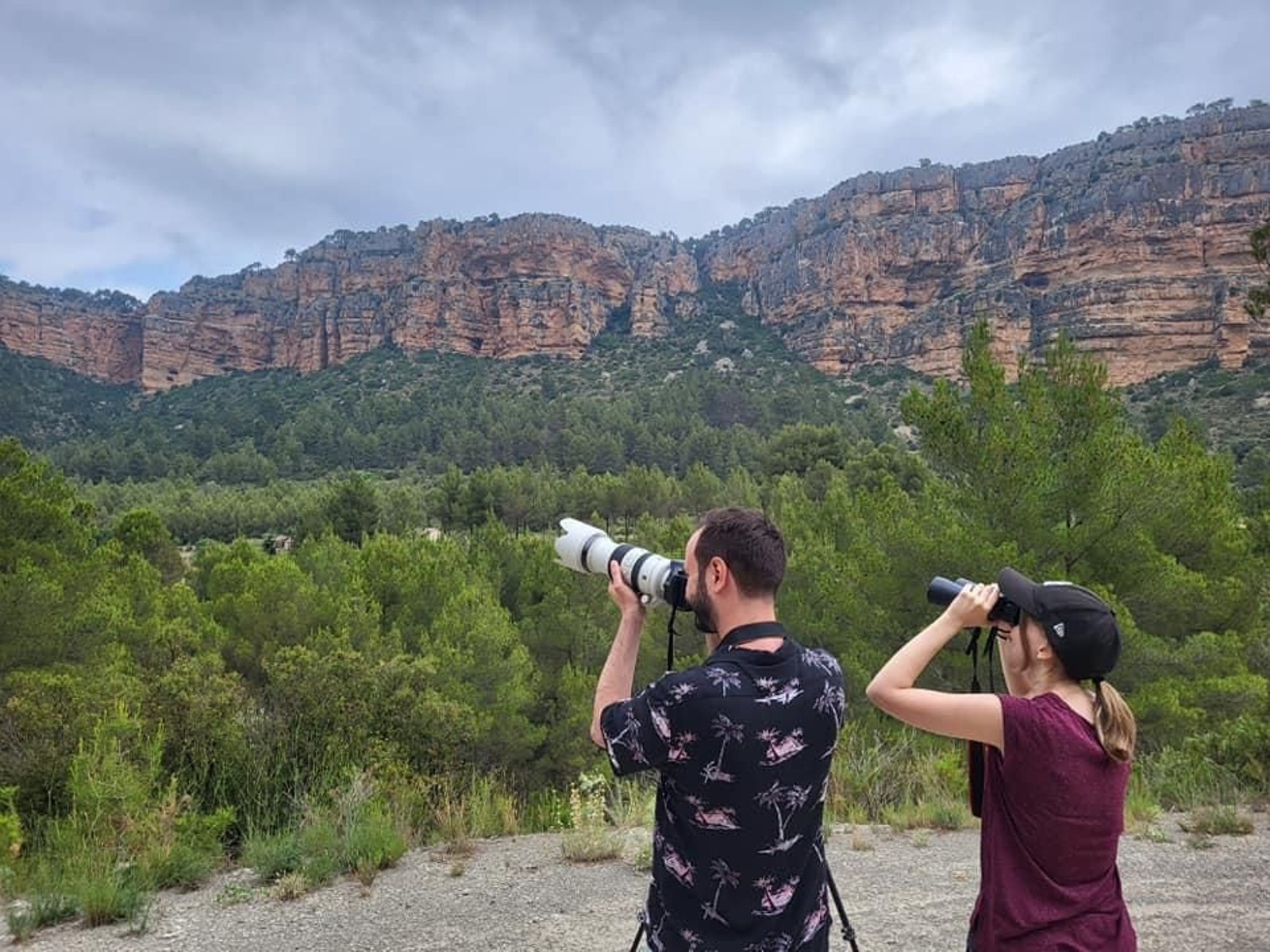 Dues persones practicant ornitologia