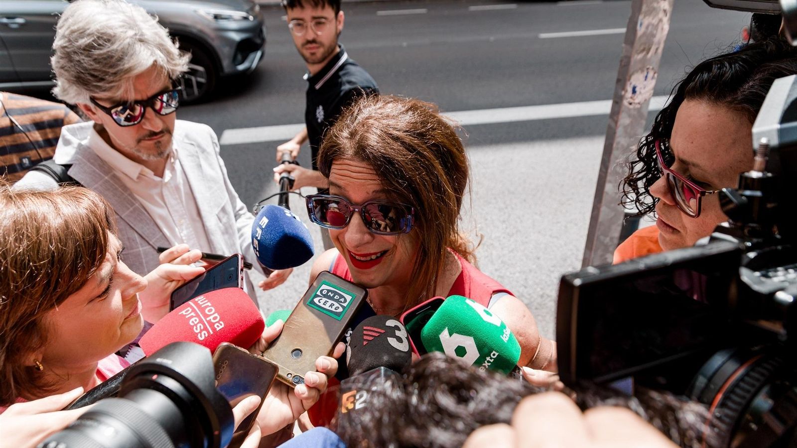 Leire Díez atenent els mitjans a la seua arribada a la seu del PSOE a Ferráz en una imatge d'arxiu