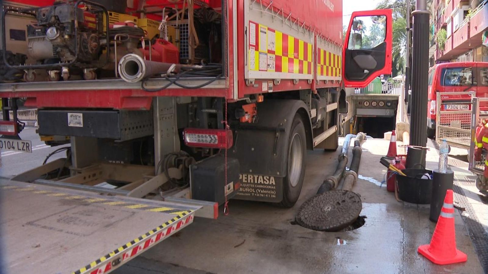 Un camió de neteja intenta desembossar un embornal