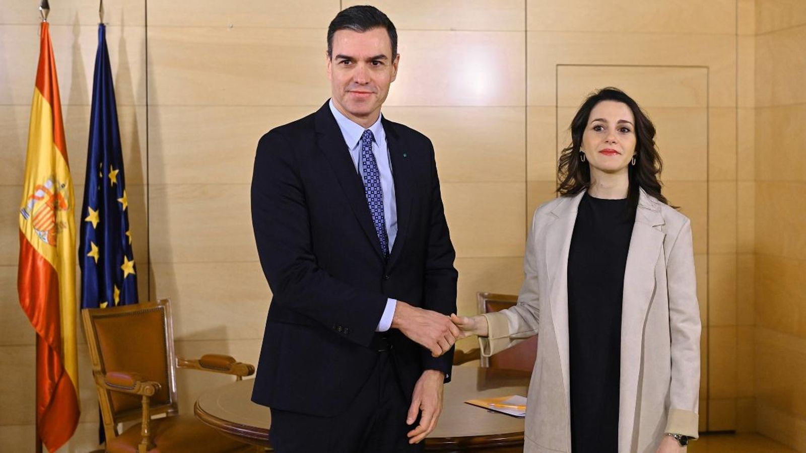 El president del govern en funcions Pedro Sánchez encaixa mans amb la líder de Cs Inés Arrimadas
