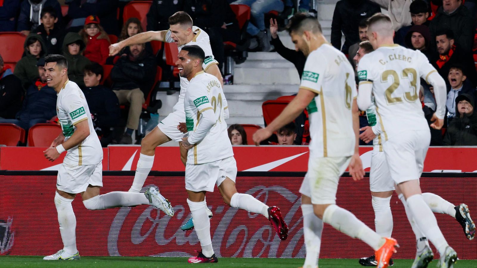 Els jugadors de l'Elx celebren el gol