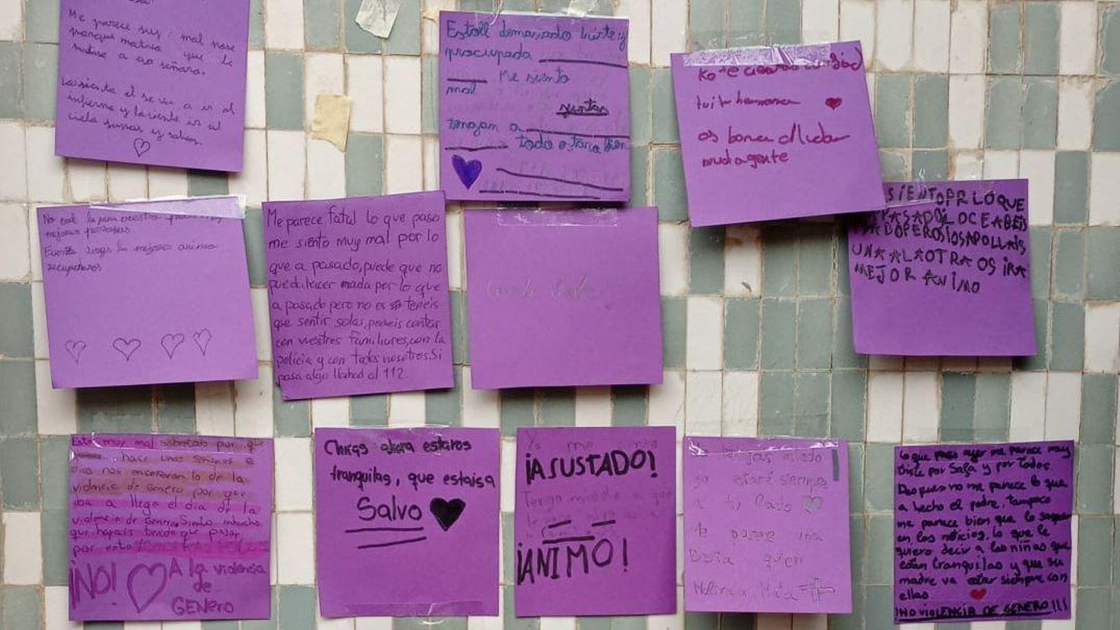 Missatges de suport que han deixat al portal de Sagunt on vivia la dona assassinada i les filles