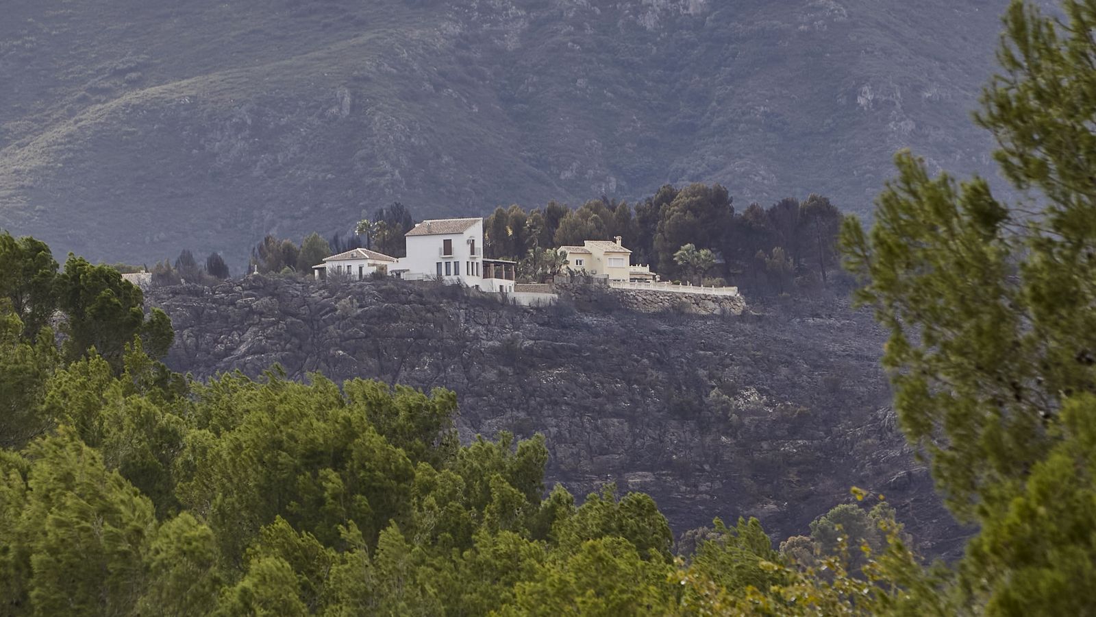 Imatges d'uns habitatges d'Ador després del pas de l'incendi originat a Montitxelvo