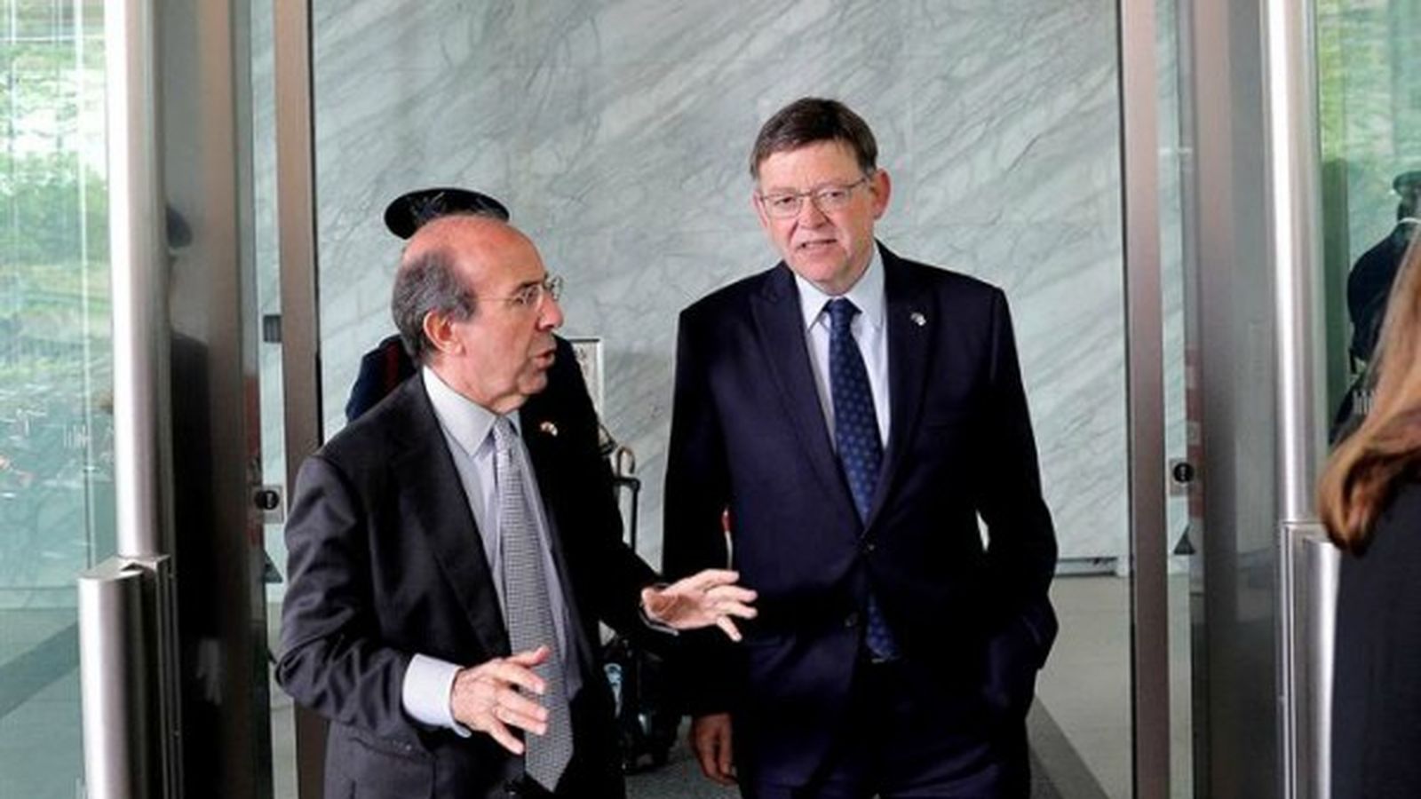 El president de la Generalitat, Ximo Puig, amb l'ambaixador d'Espanya al Japó, Gonzalo de Benito, després de reunir-se a la seu de Mitsubishi amb el president del Comité Bilateral Empresarial, Mikio Sasaki