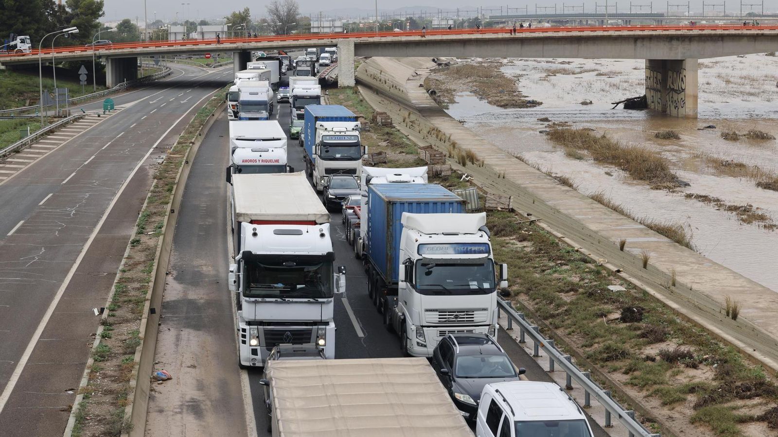 La V-30, col·lapsada per camions i cotxes este dilluns de matí al pas per la Torre