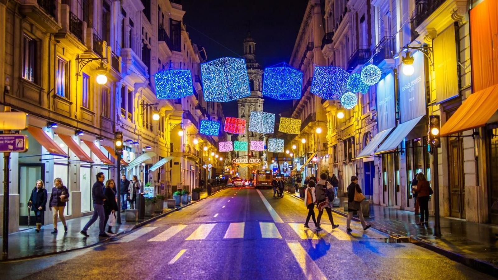 Carrer il·luminat a la ciutat de València