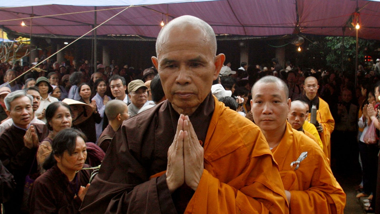 Nhat Hanh entre els seus seguidors a un temple de Hanoi
