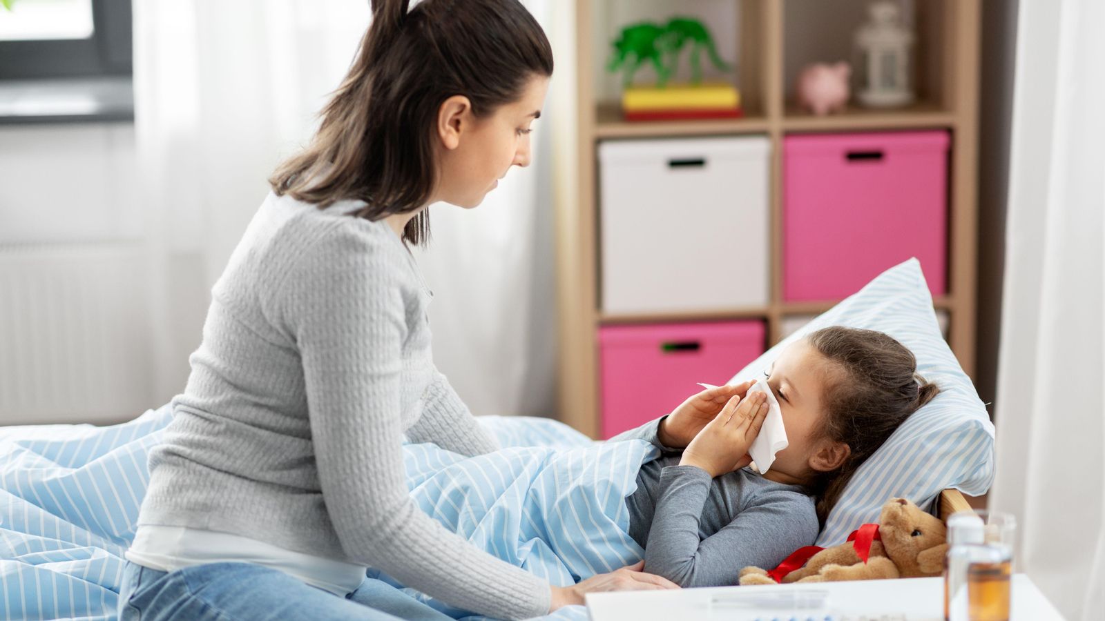 Una mare cuida a la seua filla malalta en una imatge d'arxiu