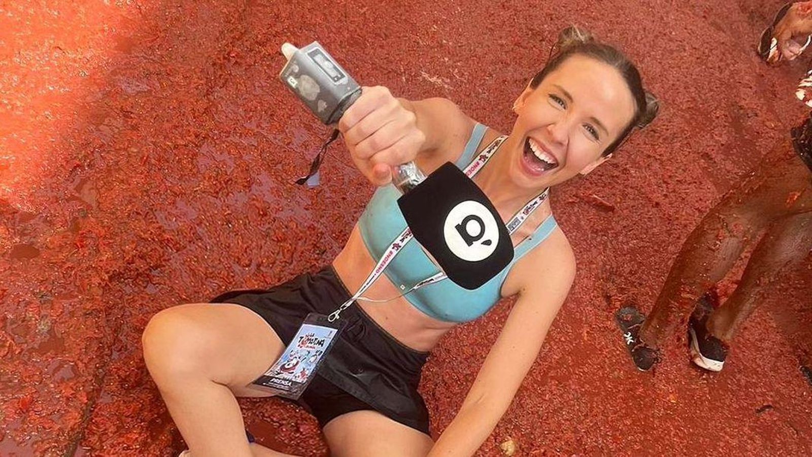 La reportera Berta Báidez en una de les retransmissions recents, en este cas, a la Tomatina de Bunyol