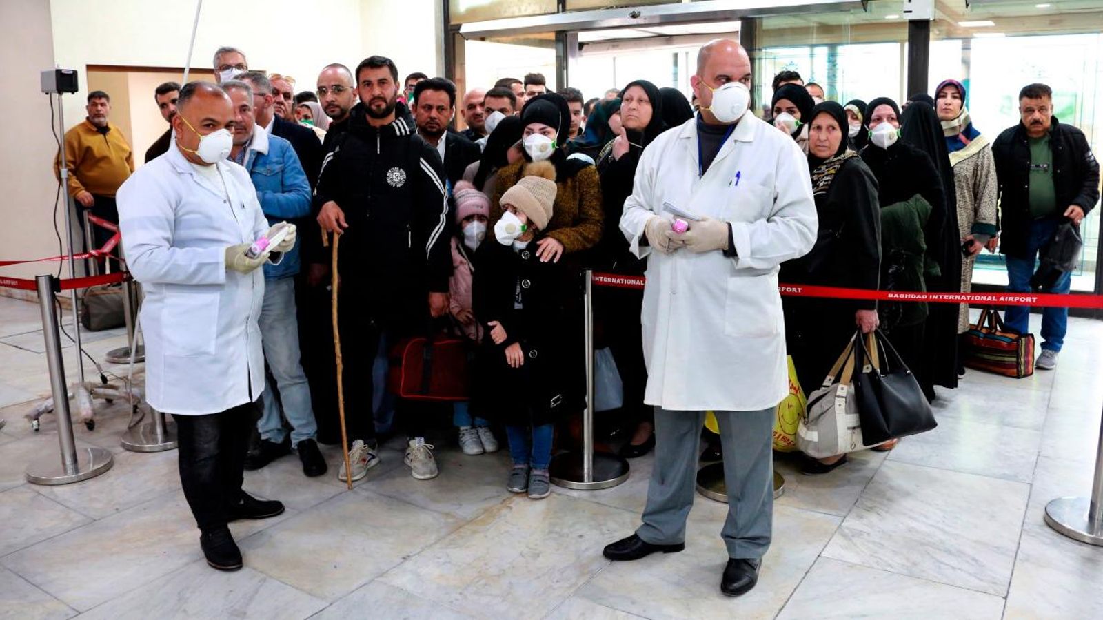 Un equip mèdic examina els passatgers de l’Iran a l’aeroport internacional de Bagdad, el 24 de febrer de 2020