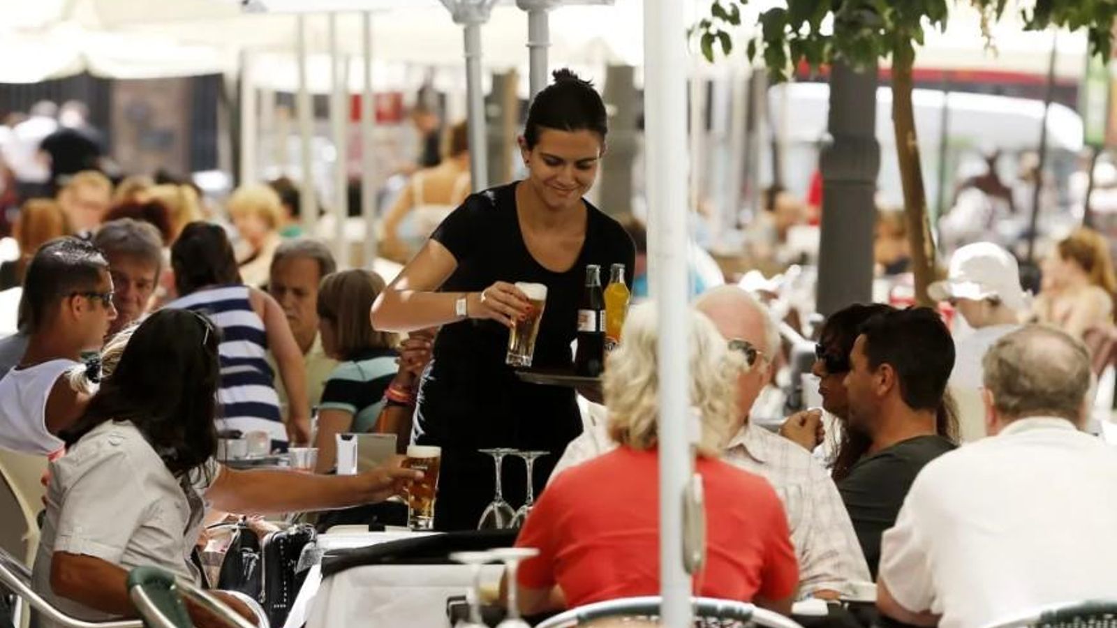 Una cambrera en una terrassa del centre de València