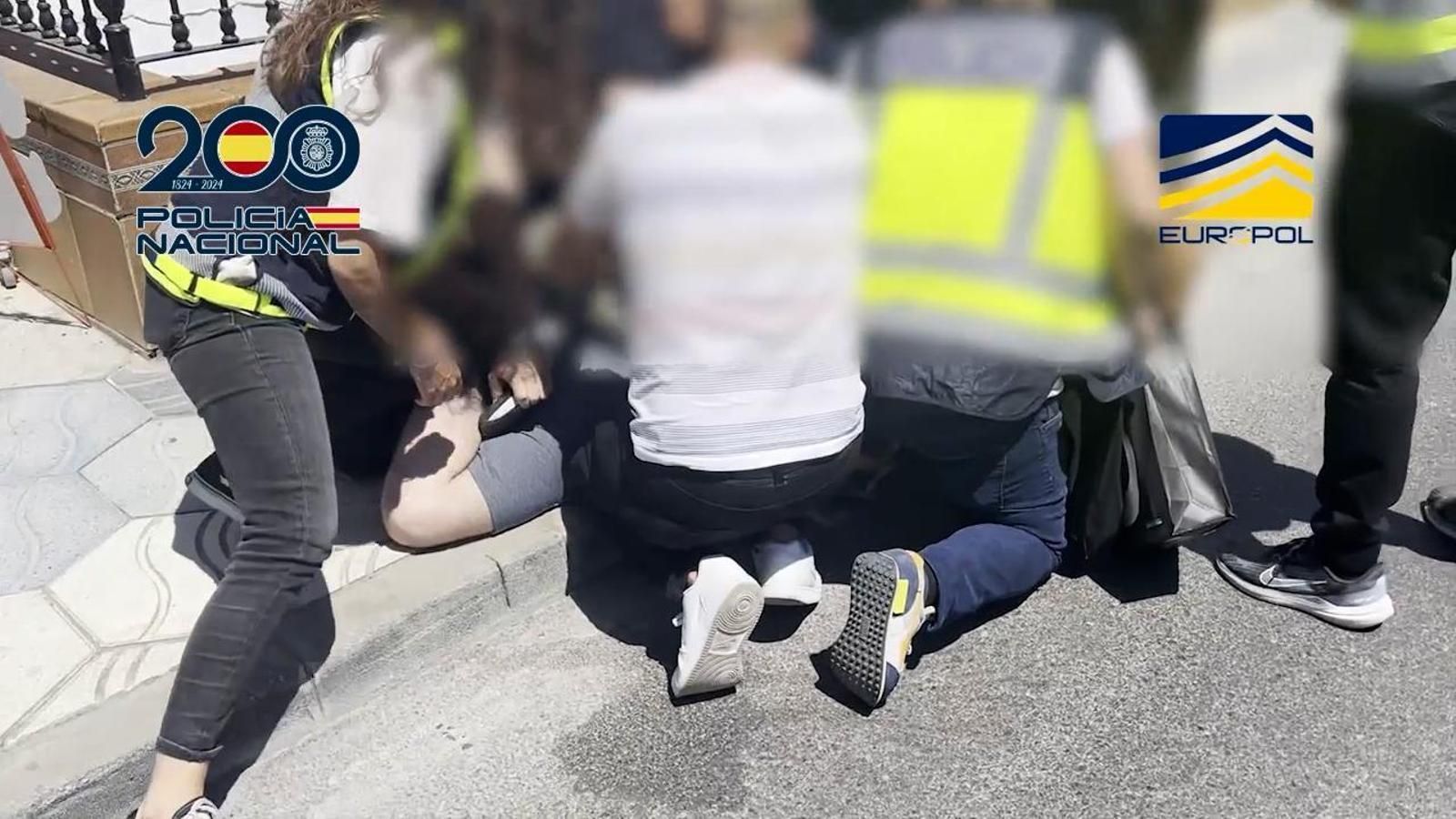 Imatge de l'operació de l'Europol i la Policia Nacional en què es va detindre el menor