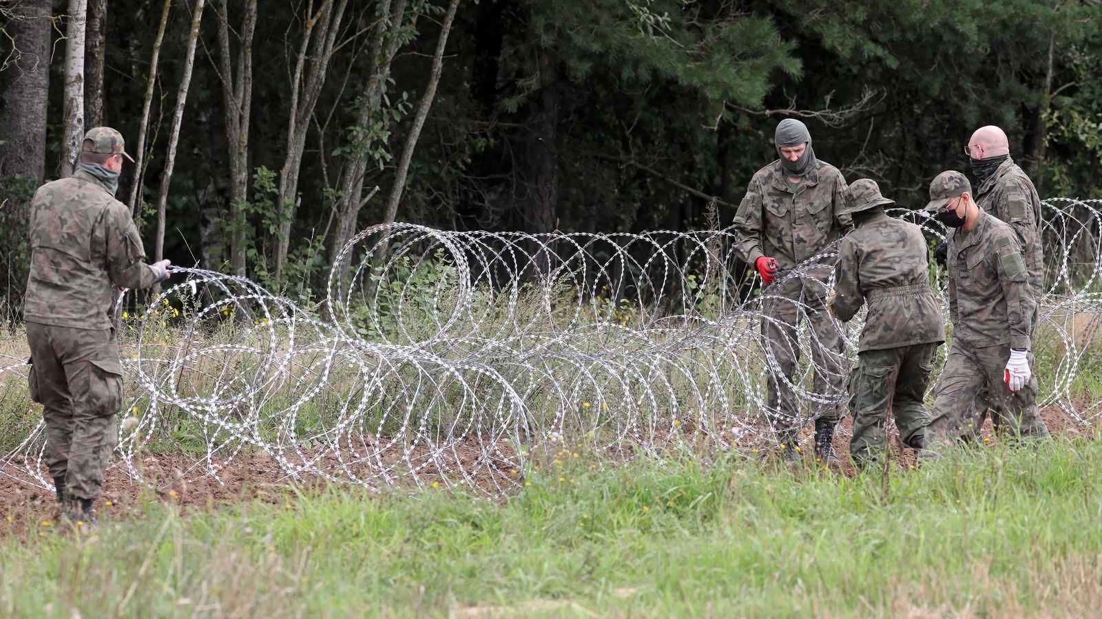 Els serveis polonesos han tendit filferro de pues en el tram de 100 kilòmetresde la frontera entre Polònia i Bielorússia
