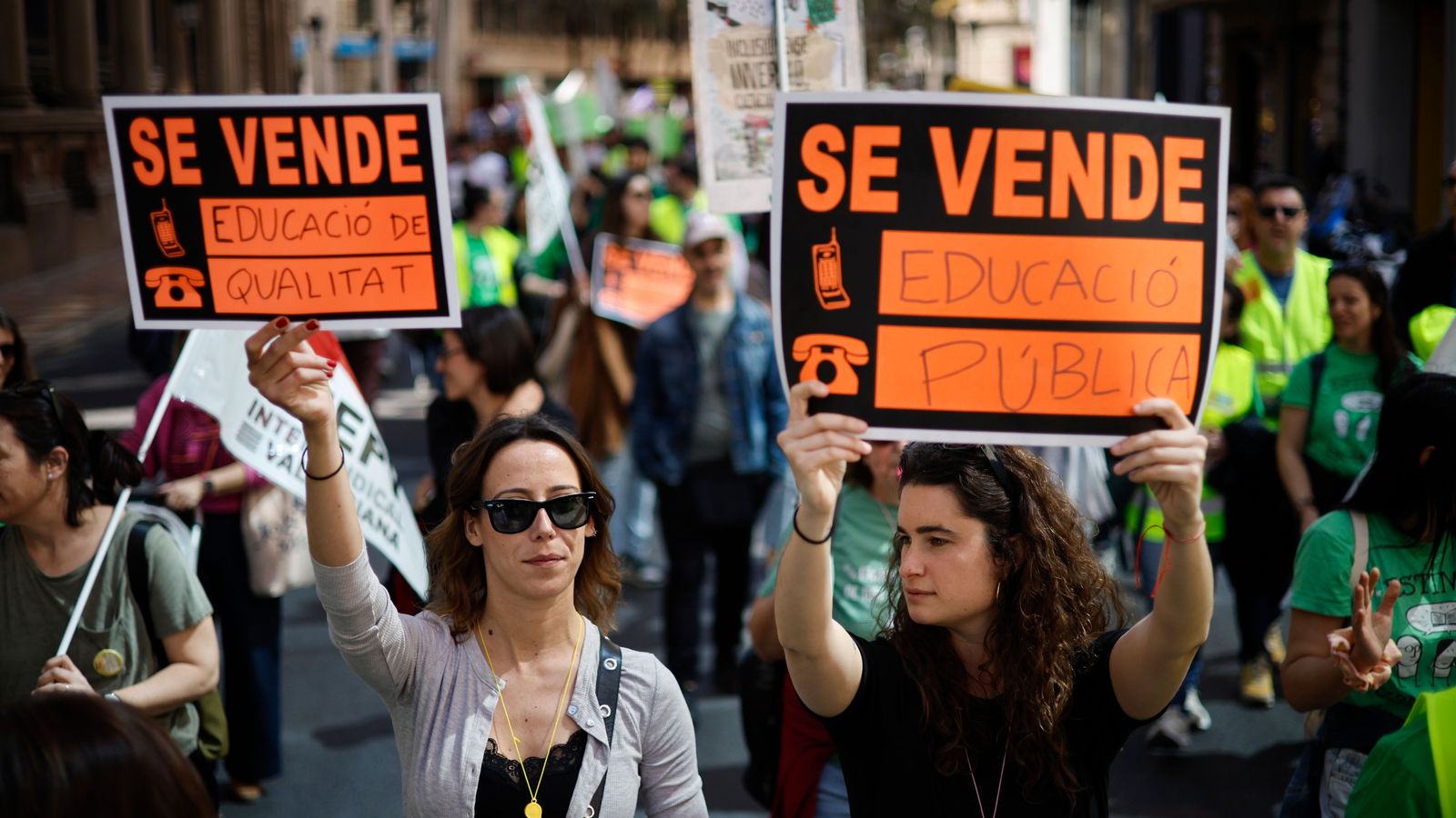 Dos manifestants en la marxa a València en defensa de l'educació pública