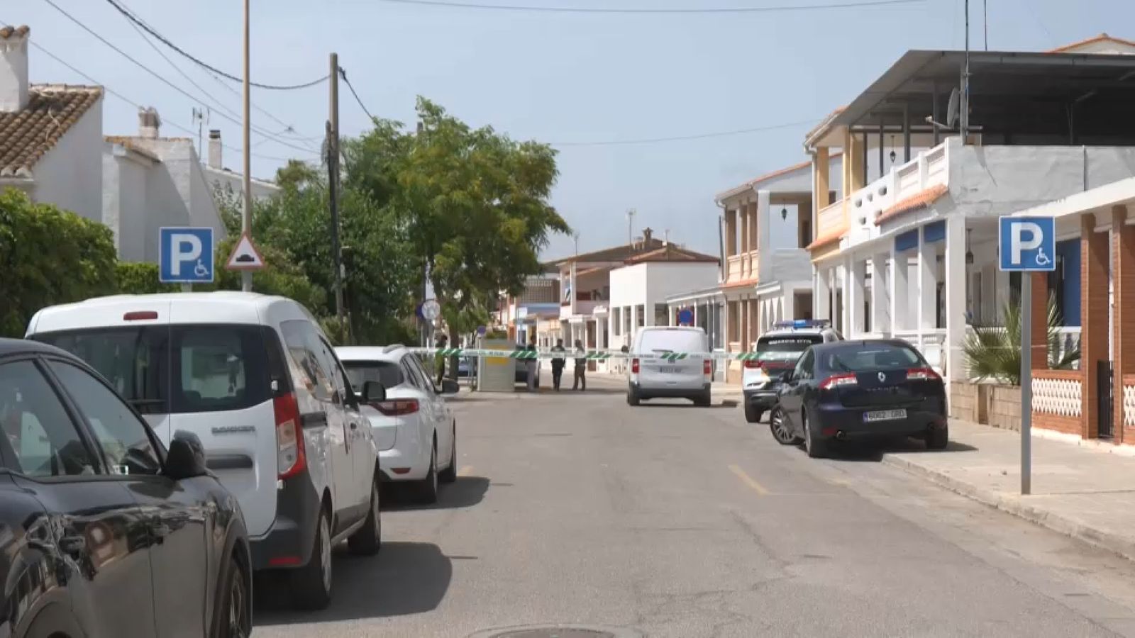 Dispositiu desplegat als voltants de la vivenda a la platja d'Almenara on ha ocorregut el crim
