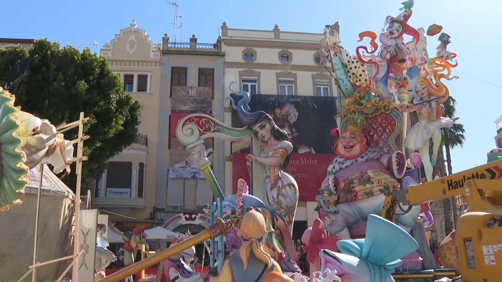 Un dels tres monuments d'Especial d'Alzira, el de la Plaça Major, tenia prou avançada la plantà aquest divendres al matí