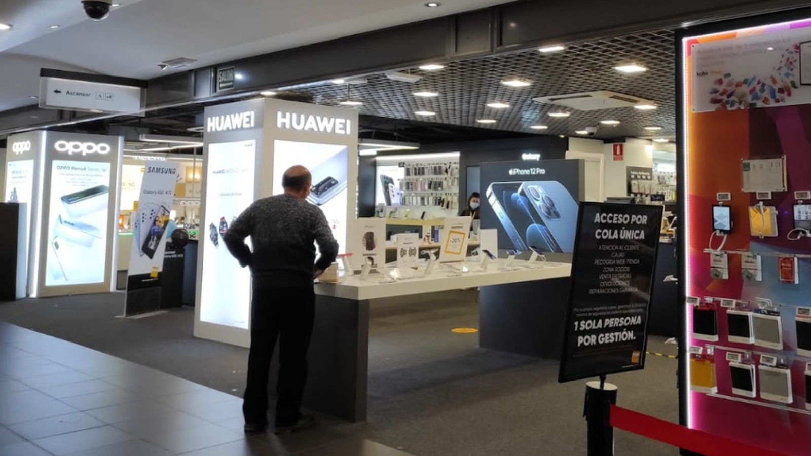 Un client mira els terminals de Huawei en la tenda FNAC de València