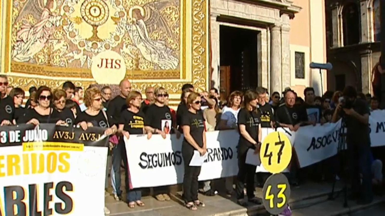 L'Associació de Víctimes del Metro 3 de Juliol s'ha reunit cada tercer de mes en la plaça de la Mare de Déu durant anys per reclamar justícia