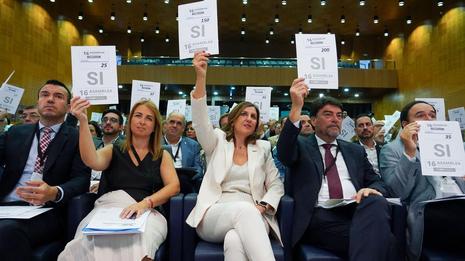 L'alcaldessa de Requena i nova presidenta de la FVMP, Rocío Cortés (2e), amb Vicente Mompó, María José Catalá i Luis Barcala