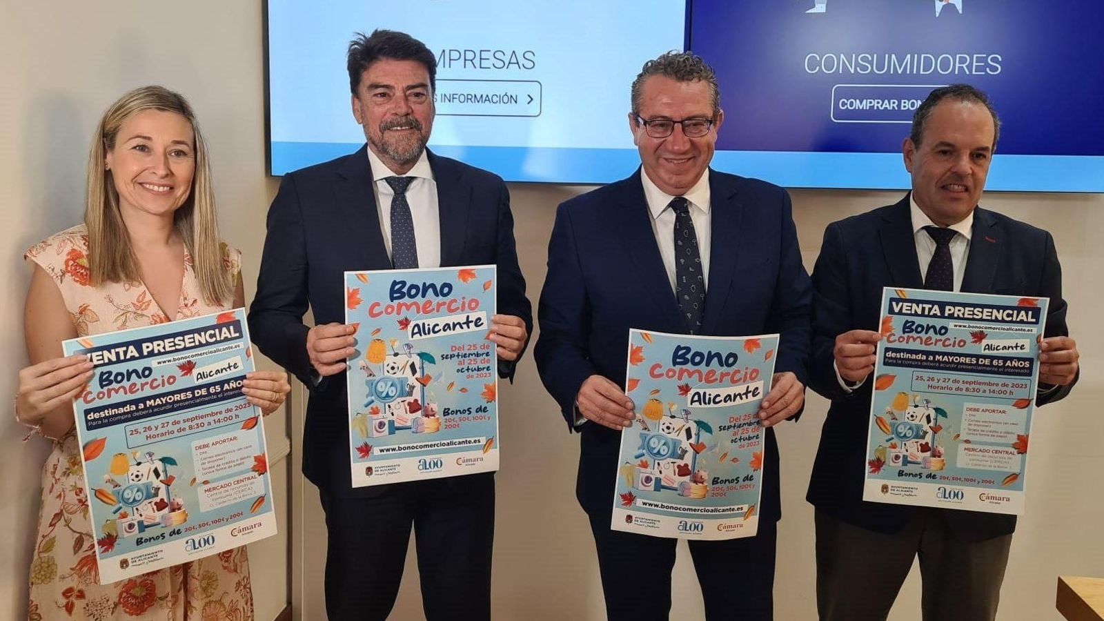 Les autoritats en la campanya de presentació del bo per a gastar en comerços