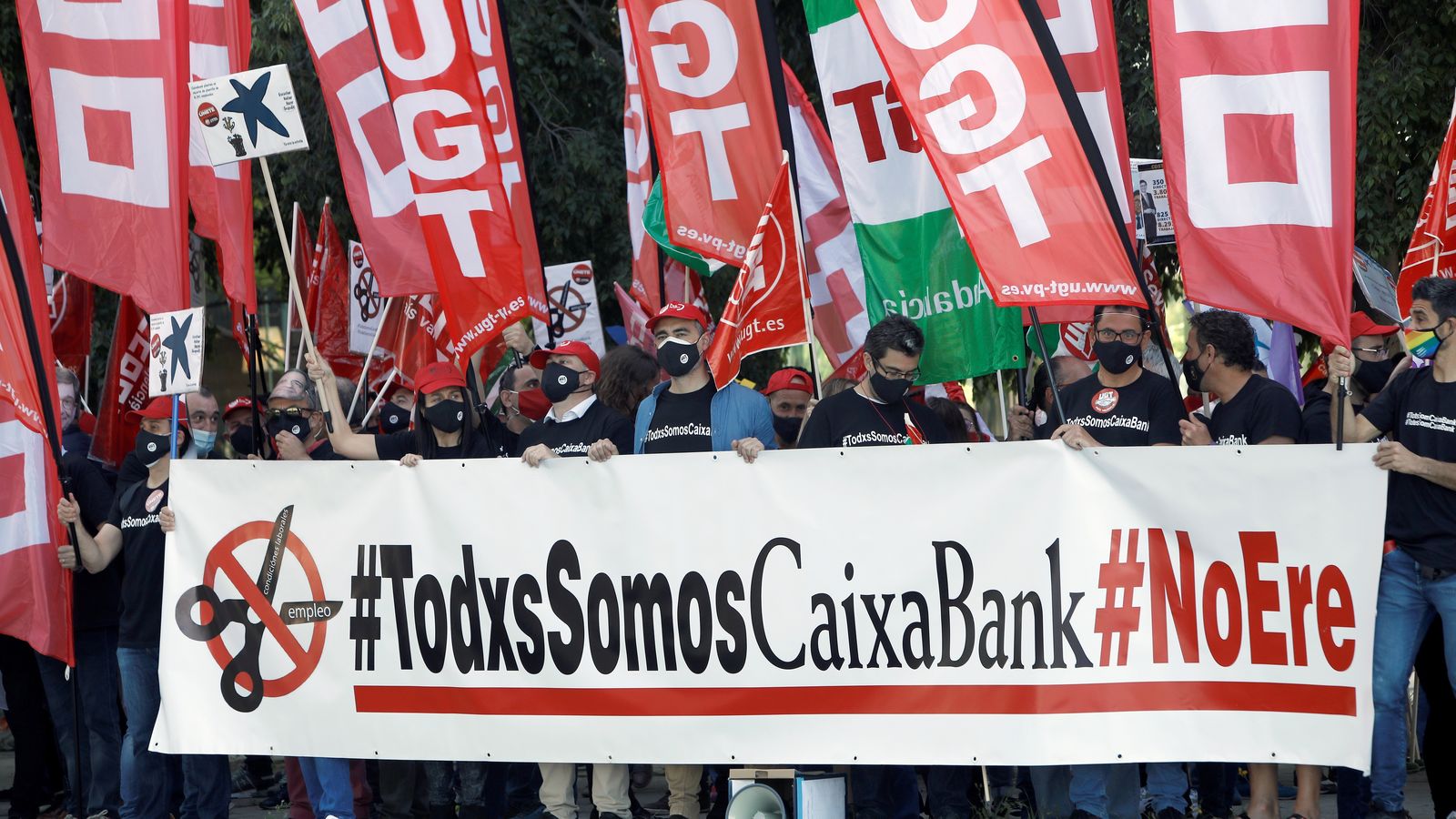 Diverses desenes de treballadors protesten davant les portes del Palau de Congressos de València on té lloc la junta general ordinària d'accionistes de CaixaBank