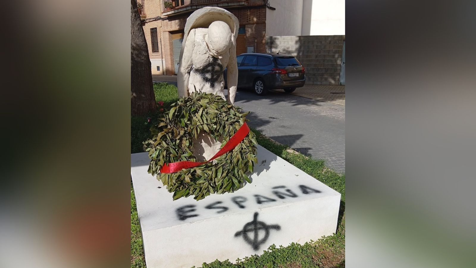 Escultura vandalitzada a Quart de Poblet