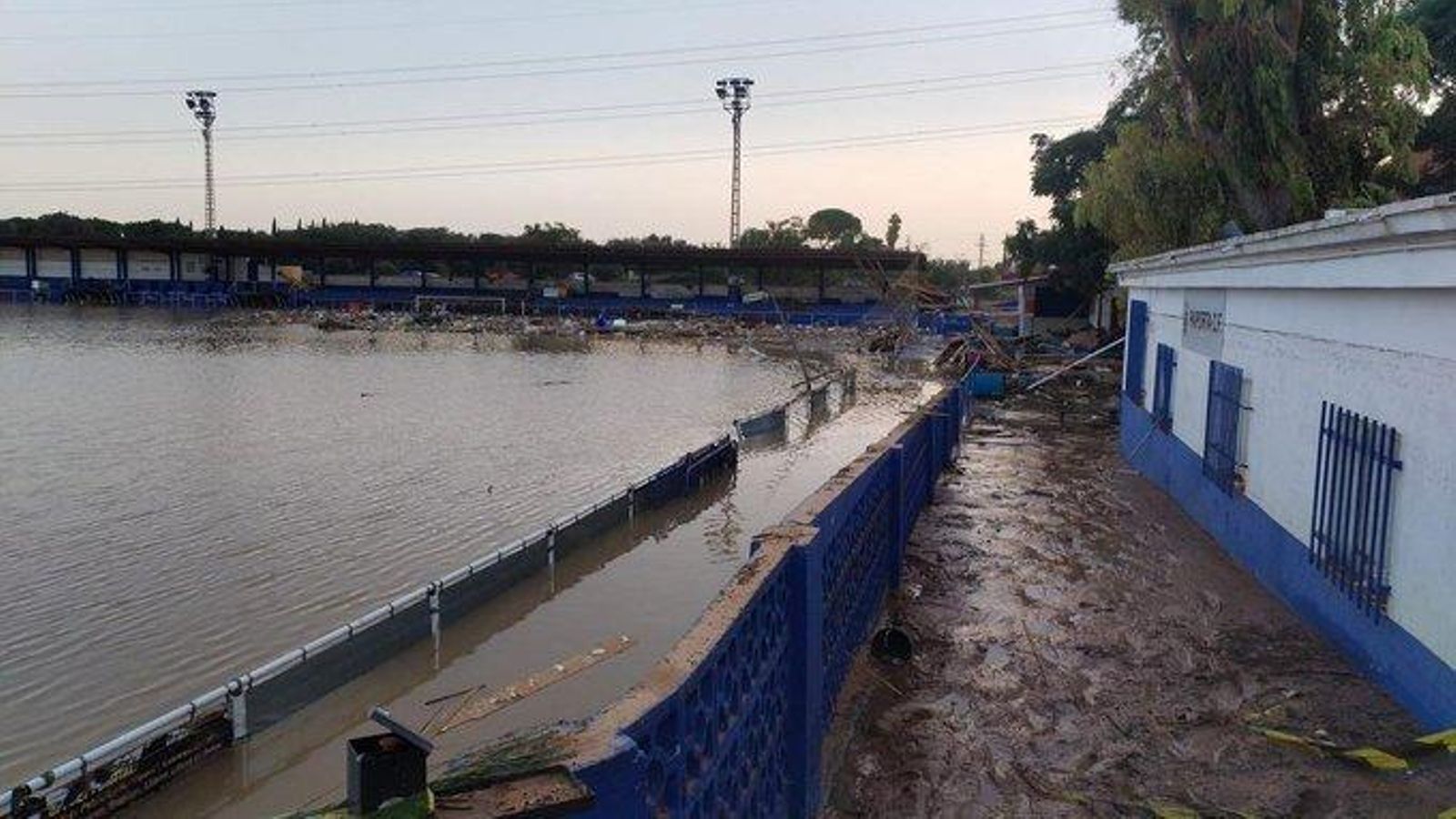 Imatge del camp de futbol Palleter, a Paiporta, després del temporal