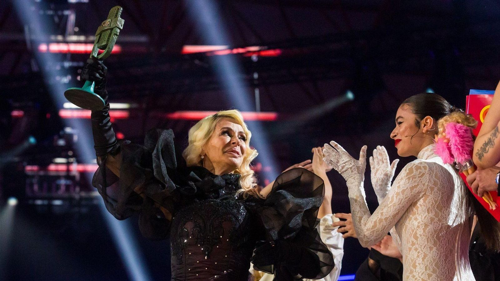 Maria Bas de Nebulossa rep el Micròfon de Bronze de Blanca Paloma, la representat d'Eurovisió de 2023