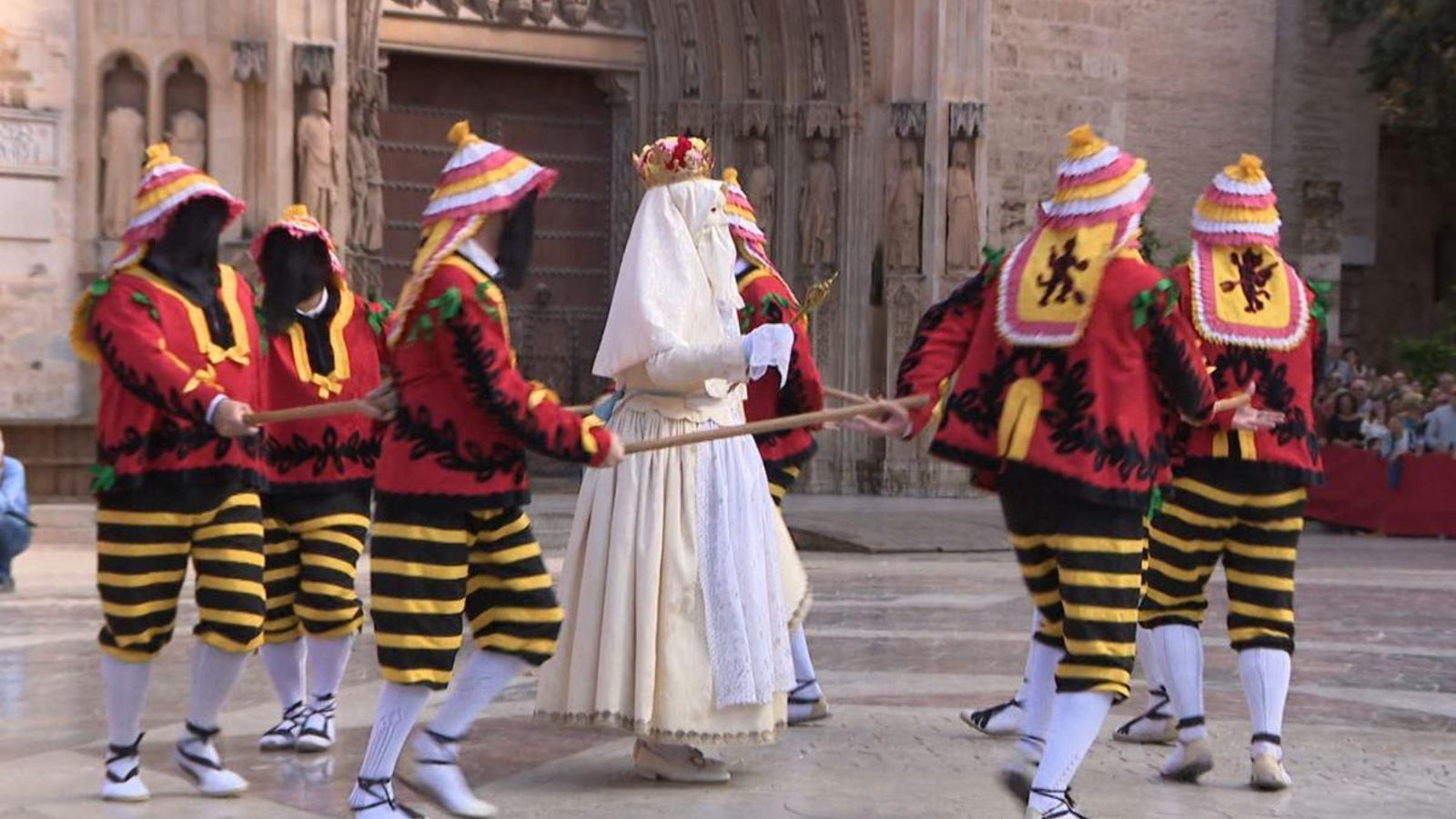 Les danses del Corpus prenen la plaça de la Mare de Déu de València
