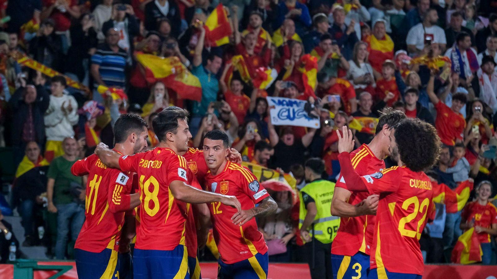 Els jugadors d'Espanya celebren un dels gols