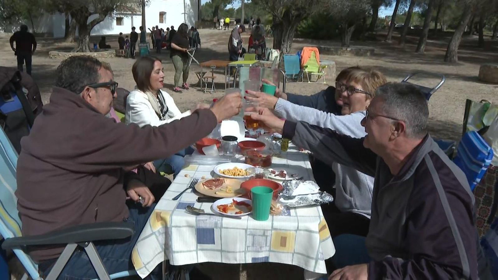 Amics gaudeixen del diumenge de Pasqua a Llíria