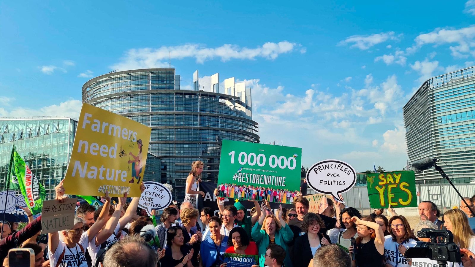 Un grup d'ecologistes protesta davant la seu del Parlament europeu a Estrasburg