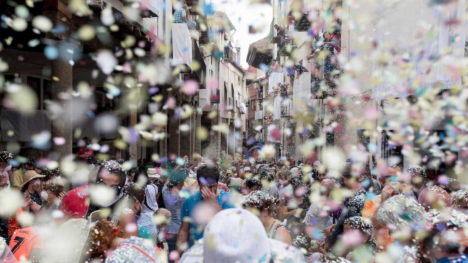 Enguany, 40 tones de confeti ompliran de color els carrers de Morella