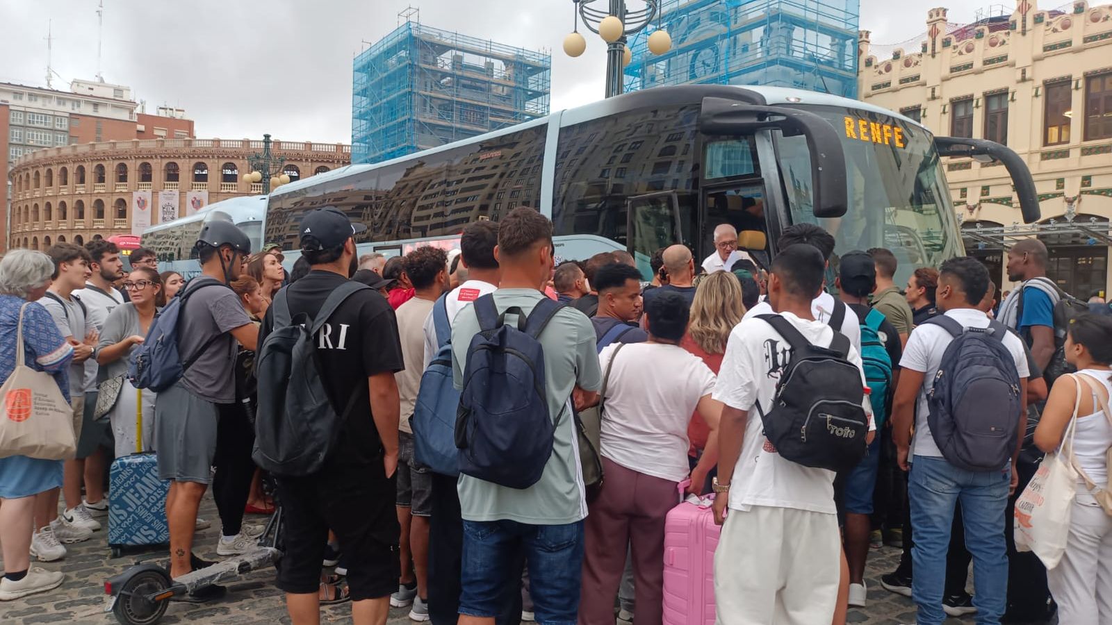 Primers transports en autobús per a viatgers de Renfe a l'estació del Nord