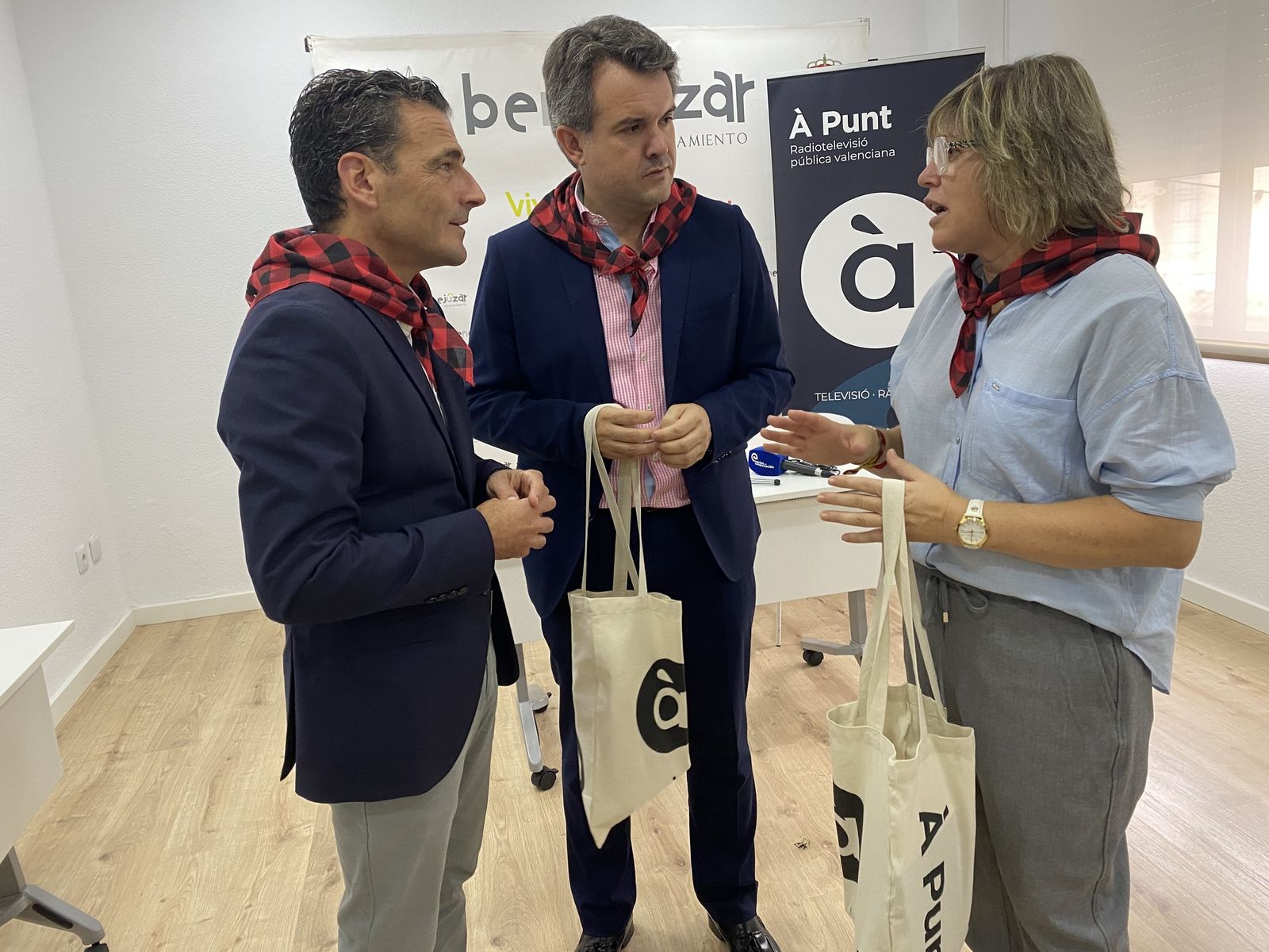 Alfred Costa, Vicente Cases  e Isabel Sánchez López conversen en acabar la roda de premsa a Benejúzar