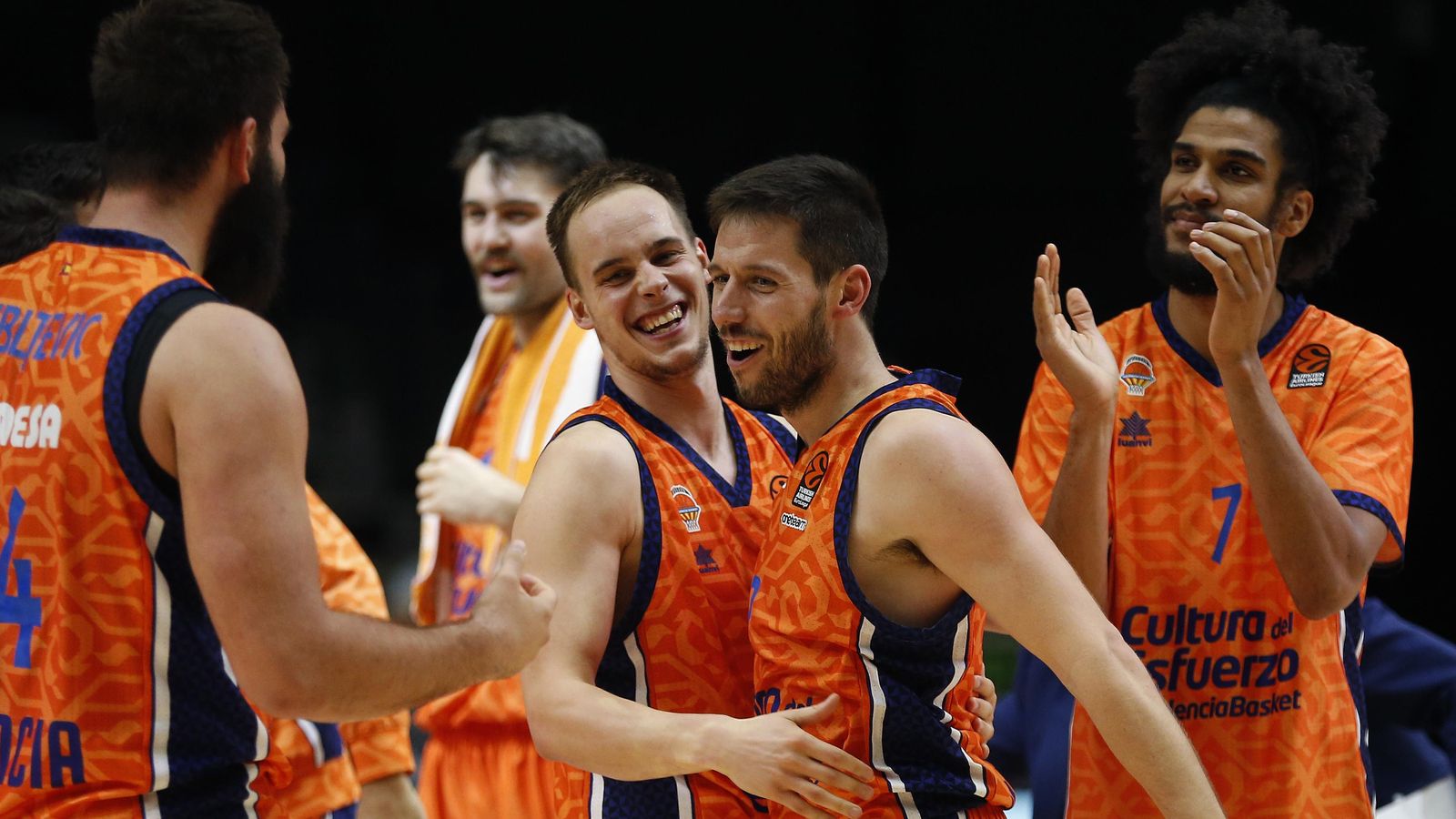 Jugadors de l'equip taronja celebren una victòria en l'Eurolliga Jugadors de l'equip taronja celebren una victòria en l'Eurolliga