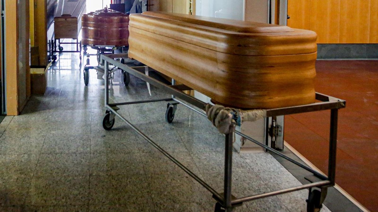 Diversos taüts en el corredor d'un tanatori