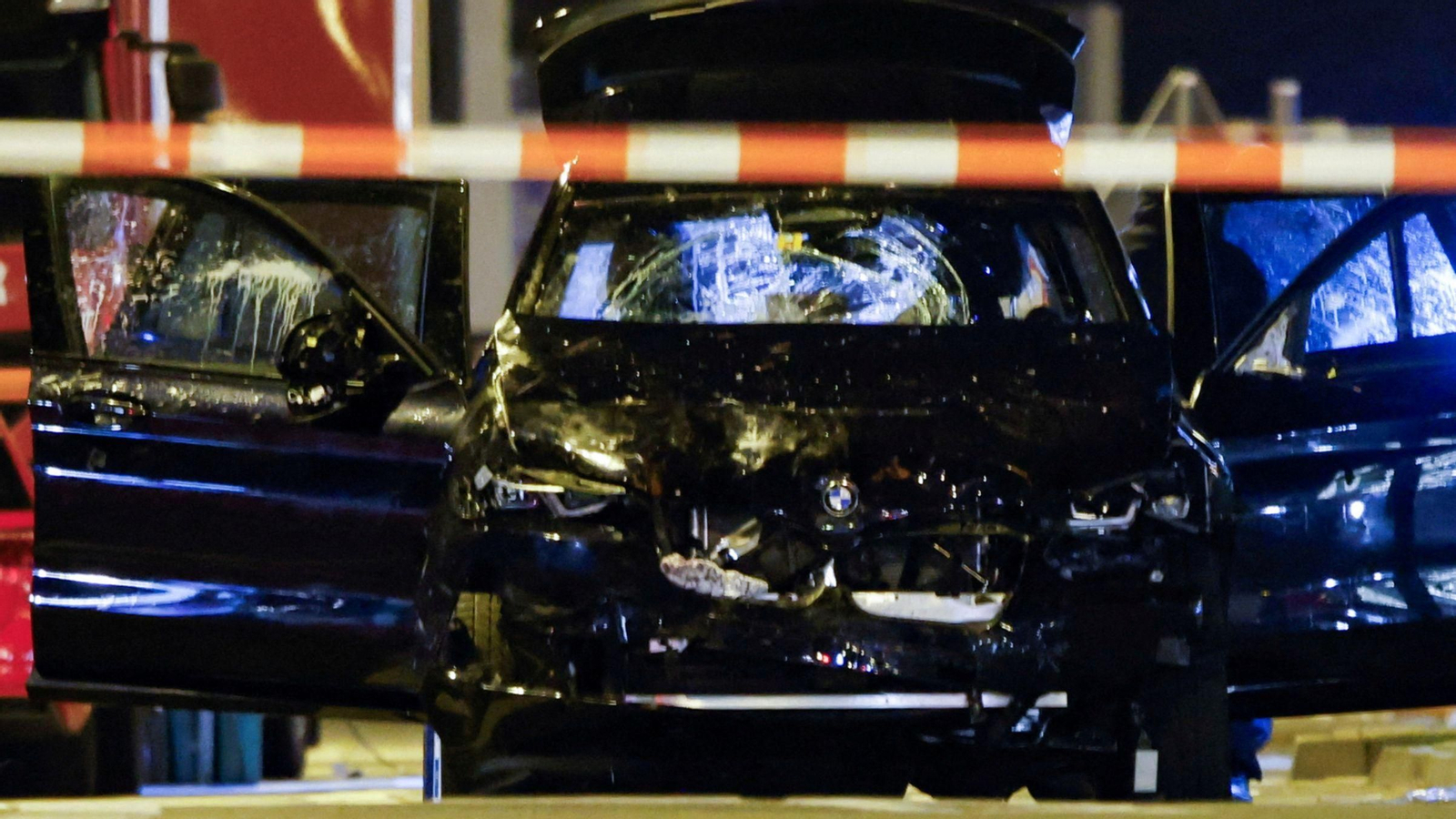 En imatge, el vehicle de lloguer amb què el detingut va atropellar la multitud