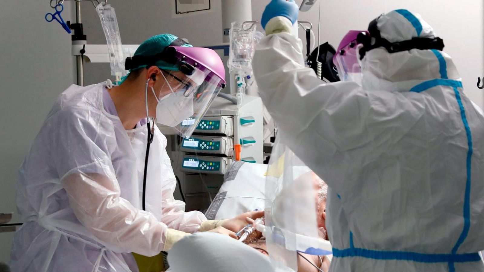 El personal sanitari atenen un pacient en la Unitat de Vigilància intensiva de l'Hospital La Fe de València