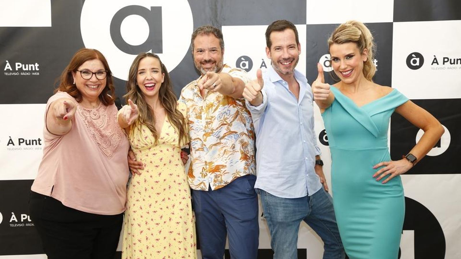 La festa està a Alacant amb els presentadors més festers d'À Punt